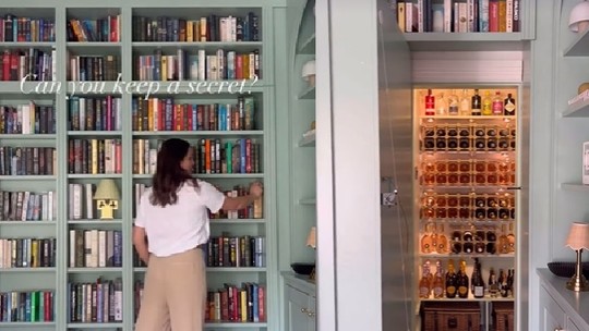 Adega 'escondida' em biblioteca viraliza na web; vídeo