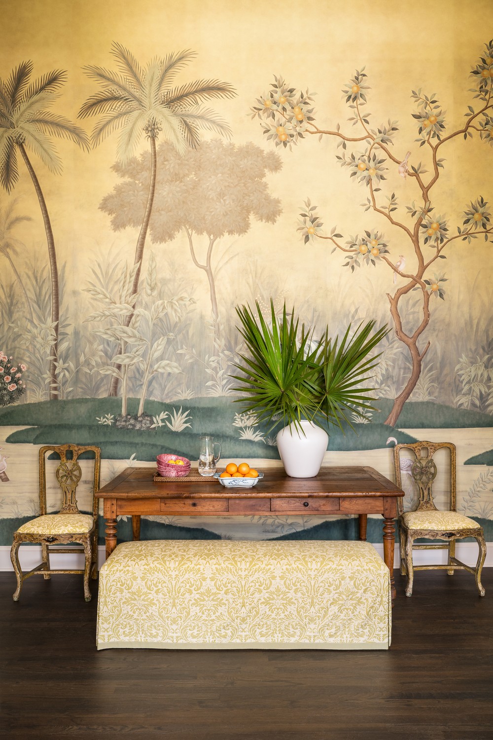Décor do dia: hall de entrada com papel de parede floral amarelo