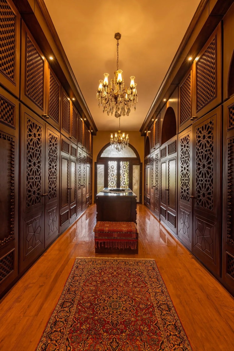 Armários com portas de madeira esculpida na mansão mais cara do Egito — Foto: Divulgação/Sotheby's