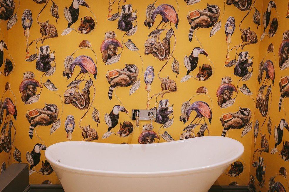 Papéis de parede personalizados com estampas de fauna e flora compõem a decoração de ambientes do hotel — Foto: Divulgação/The Tempus
