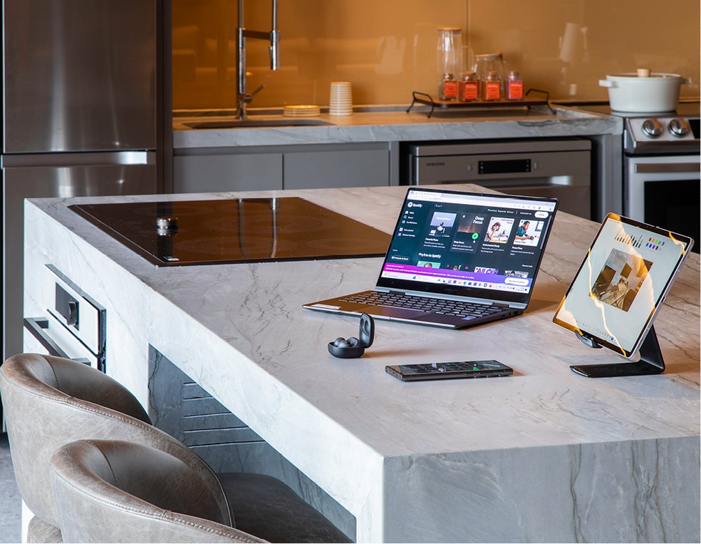 Quem não tem um escritório em casa pode contar com as tecnologias da Samsung para trabalhar em outros ambientes domésticos — Foto: Divulgação