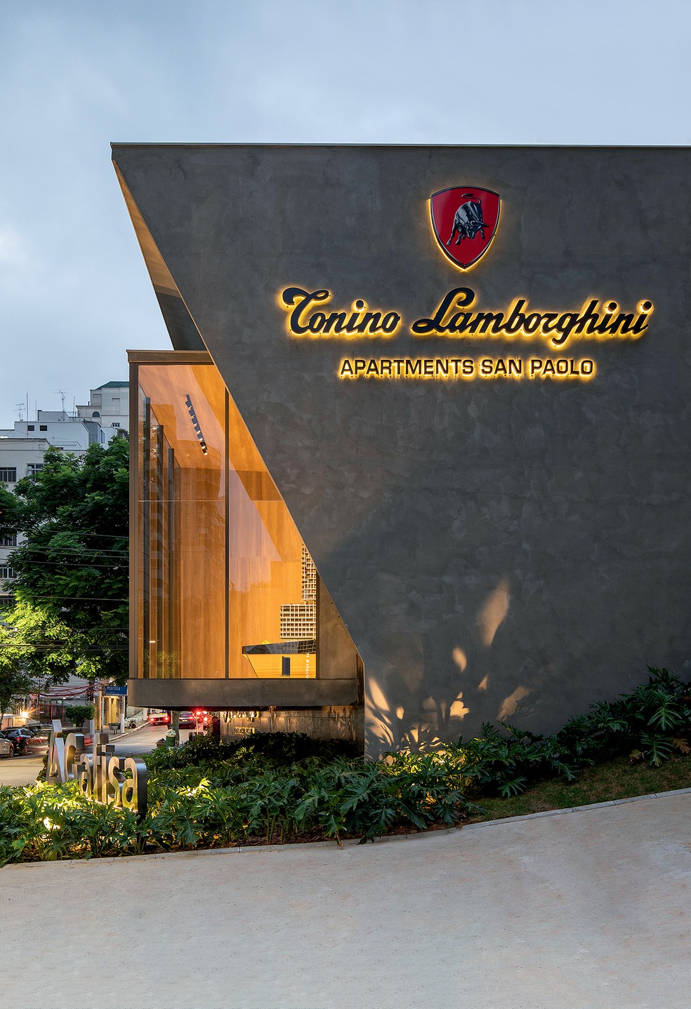 O showroom do Tonino Lamborghini  Apartments San Paolo, no bairro dos Jardins, também foi assinado pelo escritório, assim como as áreas comuns do empreendimento — Foto: Raphael Briest
