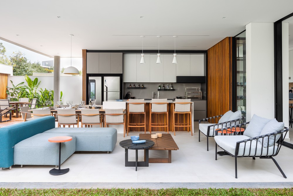 Casa de praia de 410 m² com amplos painéis de vidro possui área gourmet ...