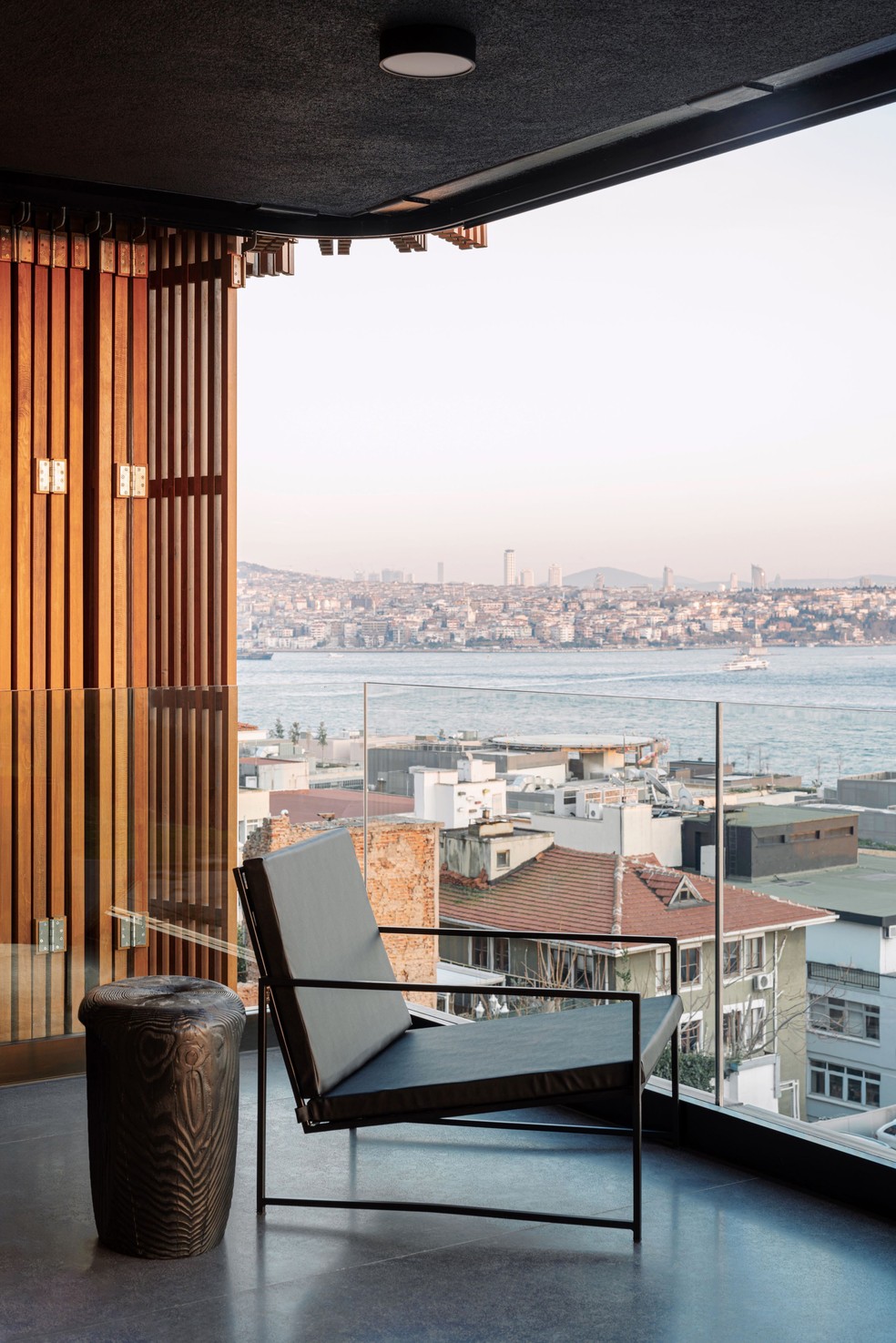 Na varanda, a dupla de arquitetos previu um espaço de descanso, perfeito para apreciar a paisagem, repleta de sítios históricos — Foto: Fevzi Ondu
