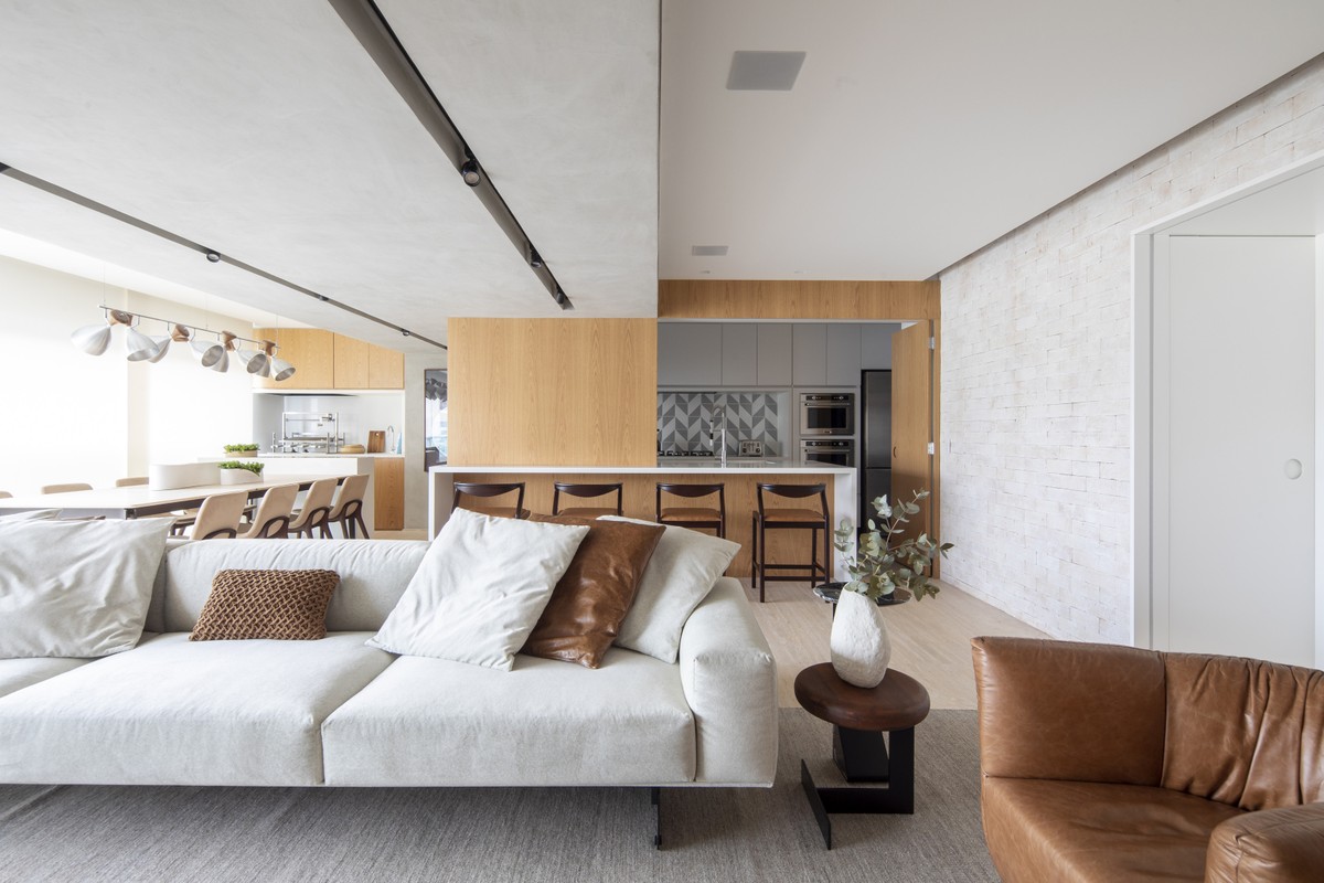 Apartamento de 160 m² com marcenaria sob medida e sala integrada