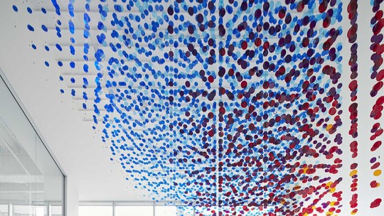 Instalação artística de três andares é feita com 8 mil discos em edifício no Canadá