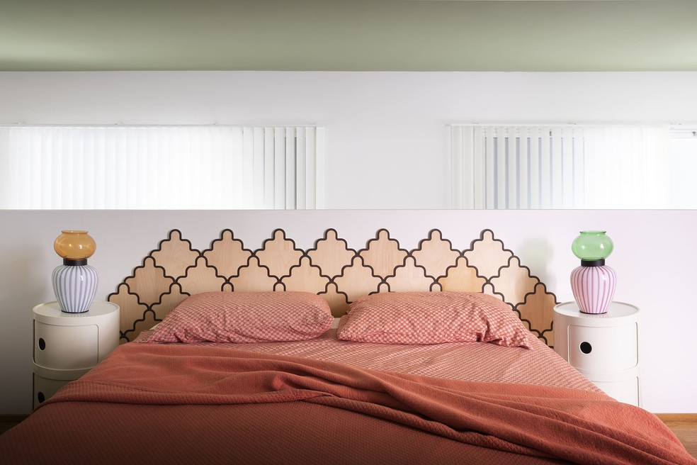 O quarto conta com uma cama artesanal e duas mesinhas de cabeceira — Foto: Beppe Brancato