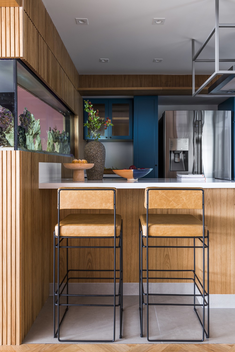 Marcenaria sob medida e cores fortes decoram apartamento de 160 m²