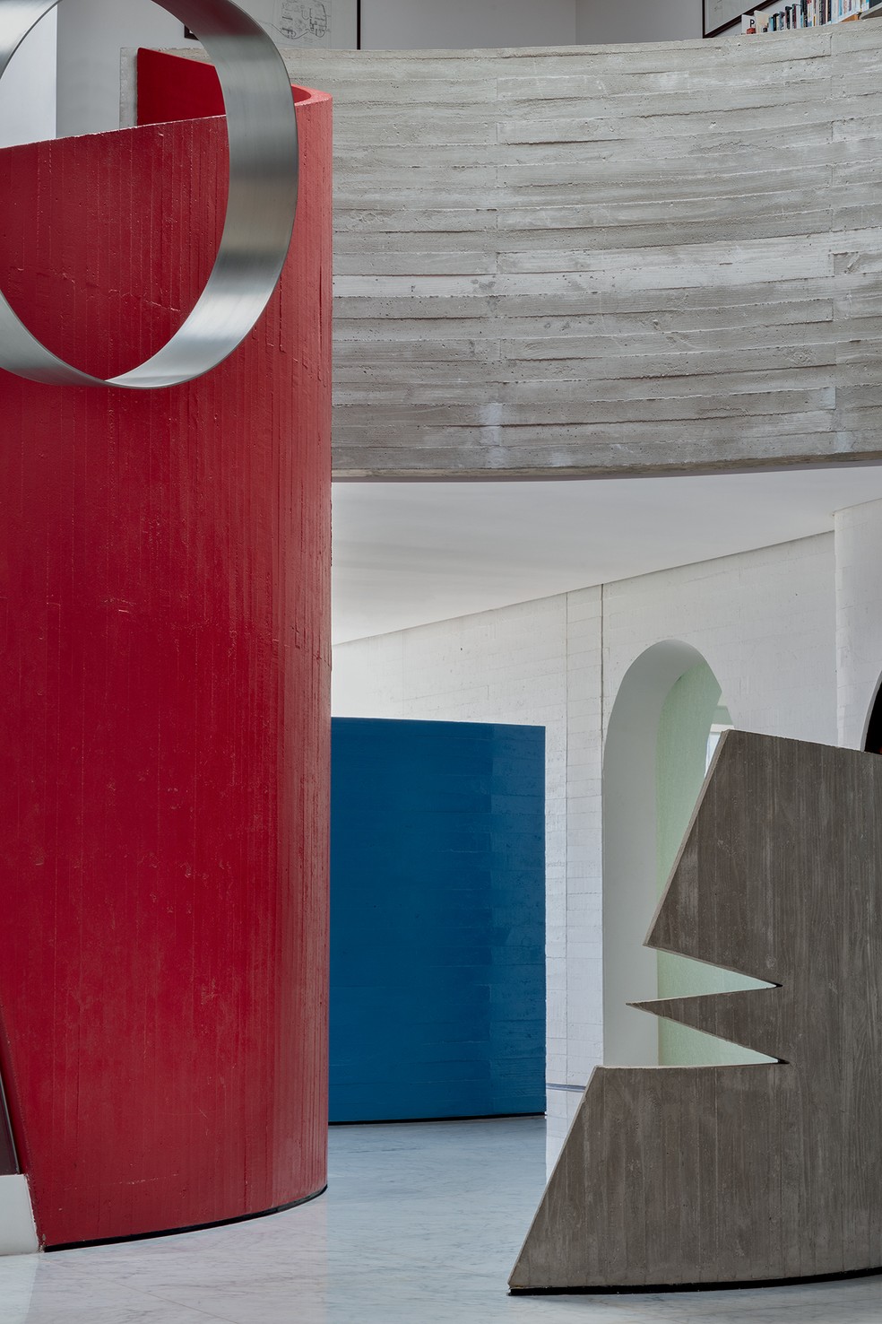 Vermelho e azul sobre concreto: cores e material característicos no trabalho de Ruy Ohtake — Foto: Ruy Teixeira