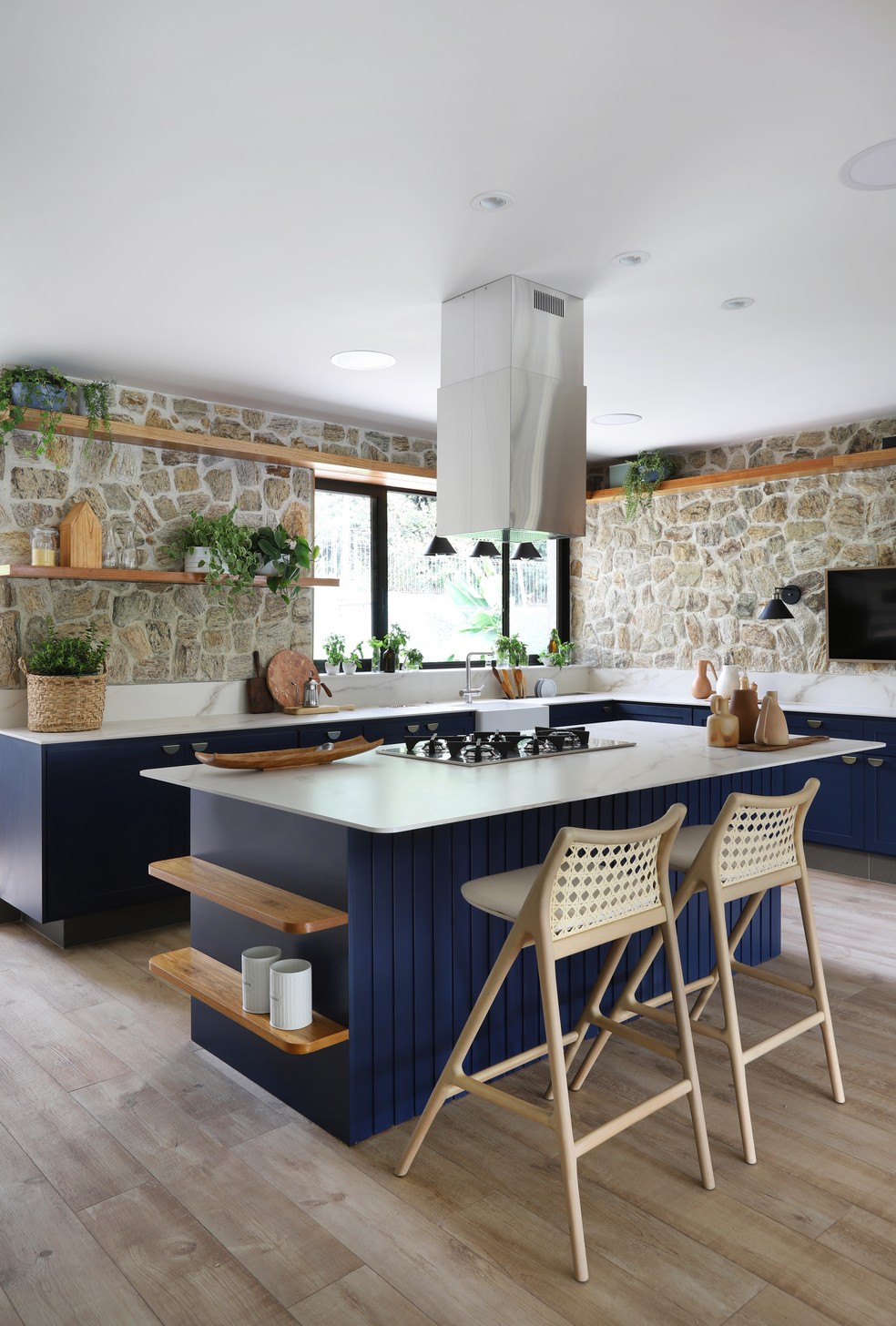 Os acabamentos e layout diferenciado fazem parte de uma "cozinha de estar" — Foto: Mariana Orsi