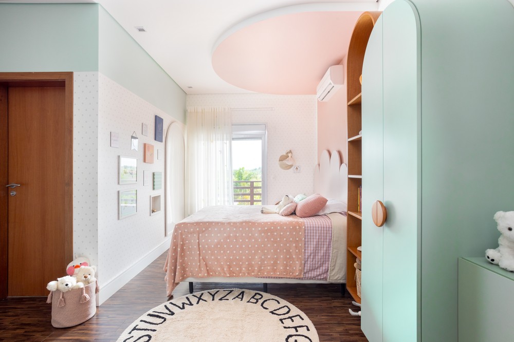Décor do dia: quarto infantil com forro de gesso rosa e muitas curvas