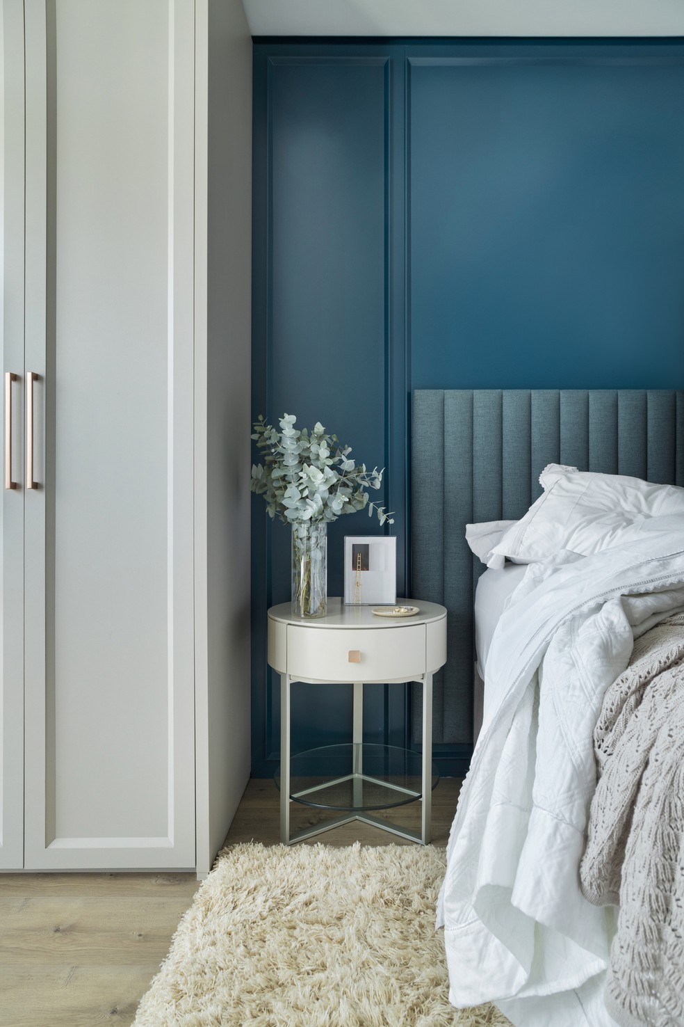Quarto azul e creme projetado pela arquiteta Rosane Girardi  — Foto: Mariana Boro