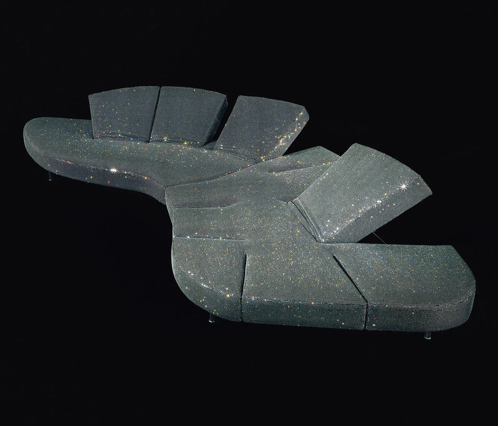 750.000 cristais Swarovski decoram o sofá Flap da coleção Diamond — Foto: Divulgação