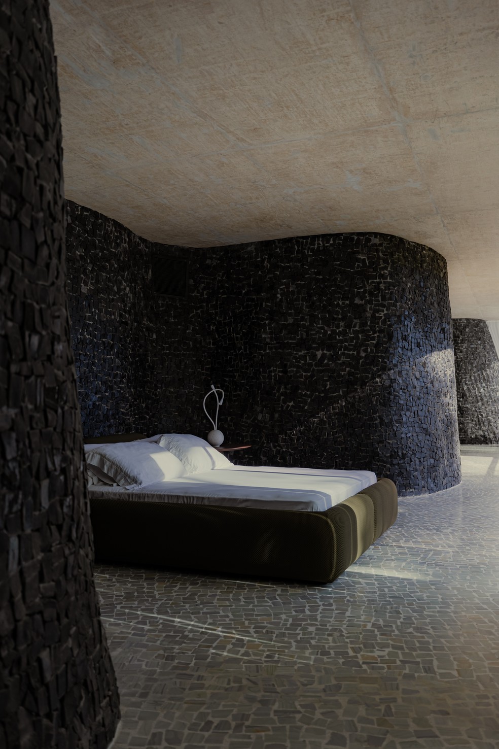 No dormitório, a Cama Dobra, design Guilherme Wentz, na São Romão, harmoniza com a mesa de cabeceira, onde se apoia a luminária Alter, do Tetro, na Lumini — Foto: Luisa Lage
