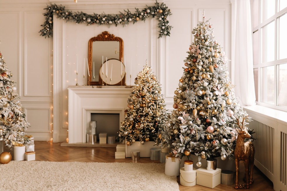 40 árvores de Natal decoradas por arquitetos e designers consagrados   Árvores de natal decoradas, Decoração de arvore de natal, Arvore de natal