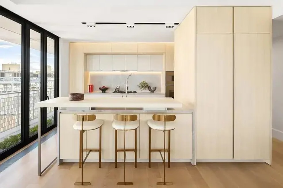 O apartamento conta com uma cozinha em conceito aberto  — Foto: Divulgação/Douglas Elliman
