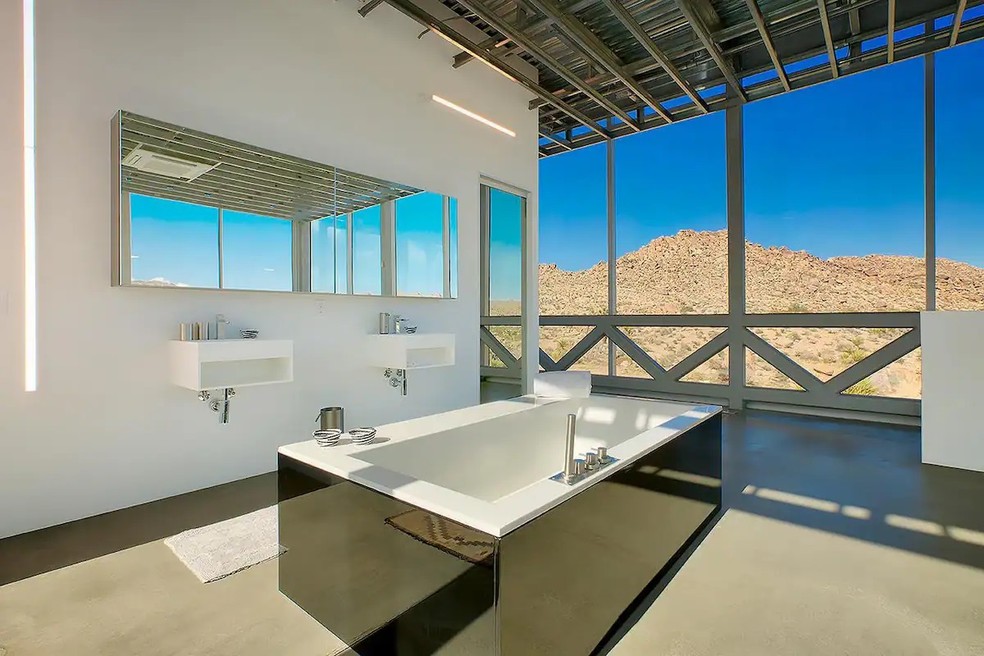 Banheiro da Casa Invisível, localizada em Joshua Tree, na Califórnia, nos Estados Unidos — Foto: Divulgação