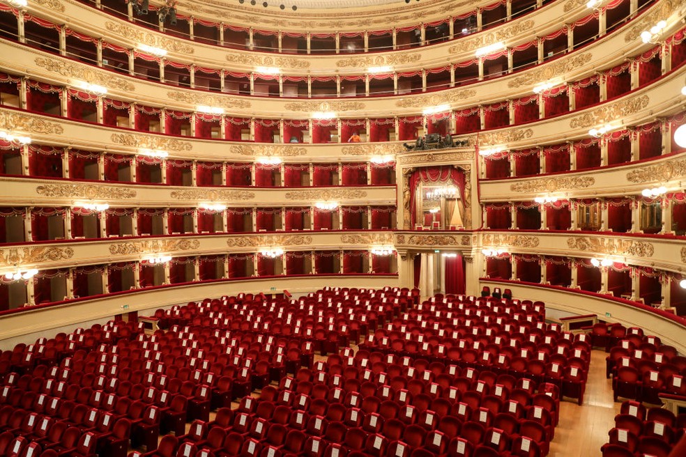 O interior do icônico Teatro alla Scala, que serviu como passarela do desfile de Alta Moda de Dolce & Gabbana — Foto: Getty Images