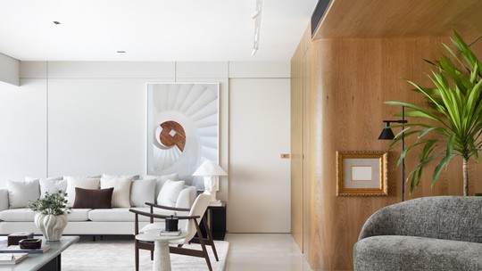 Décor do dia: área social com esquadrias e painéis de madeira