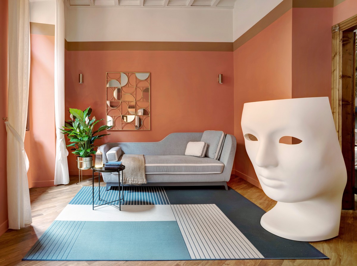 Décor do dia: living em tons terrosos com poltrona escultural