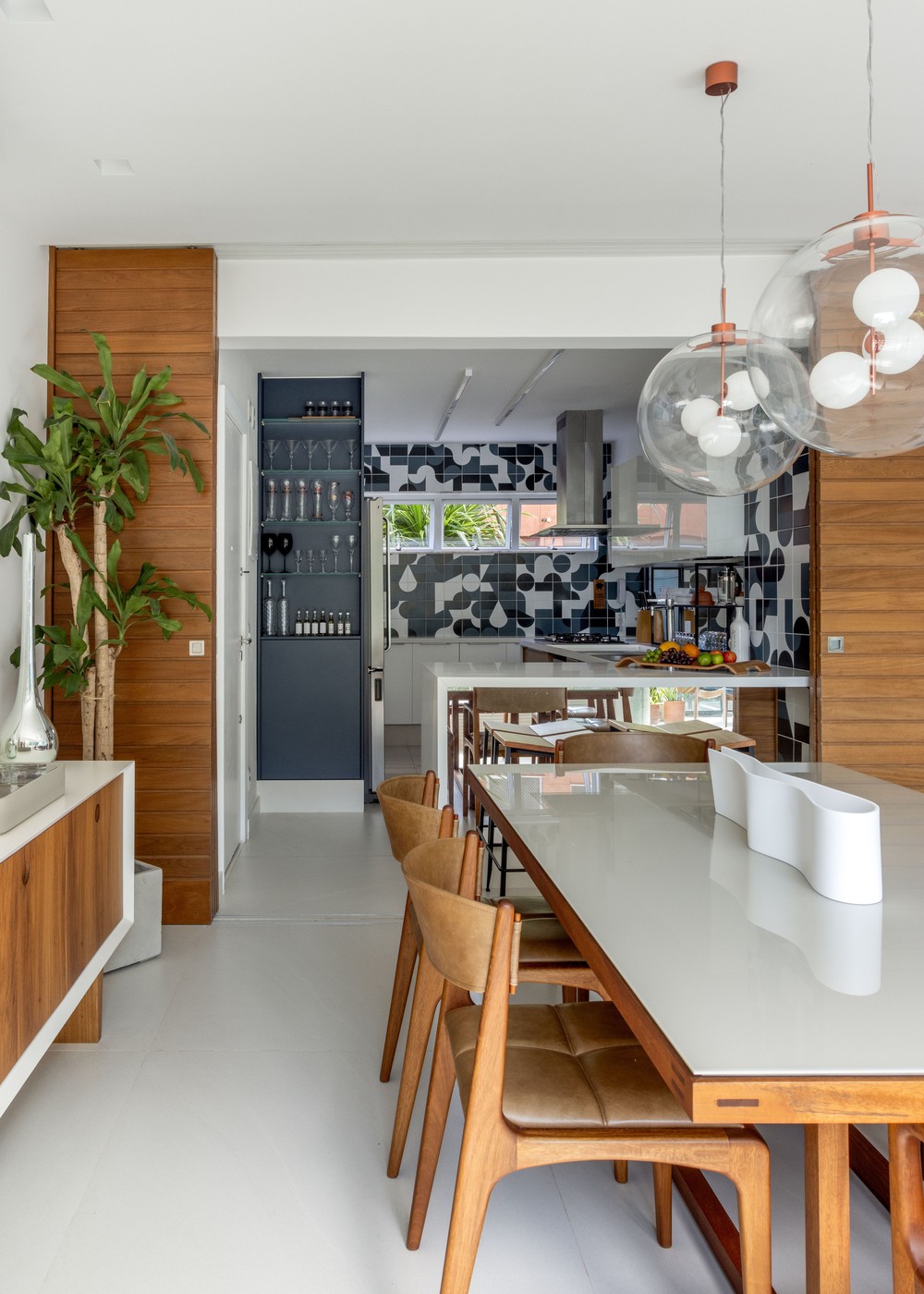Décor do dia: cozinha integrada à sala de jantar com portas de correr