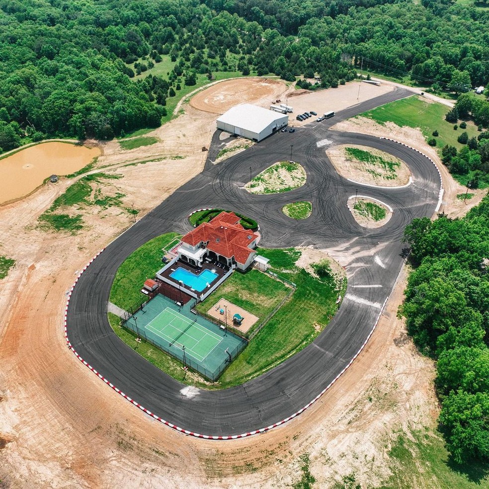 Mansão Drift tem 242 mil m² e pista com curvas nos EUA — Foto: Divulgação