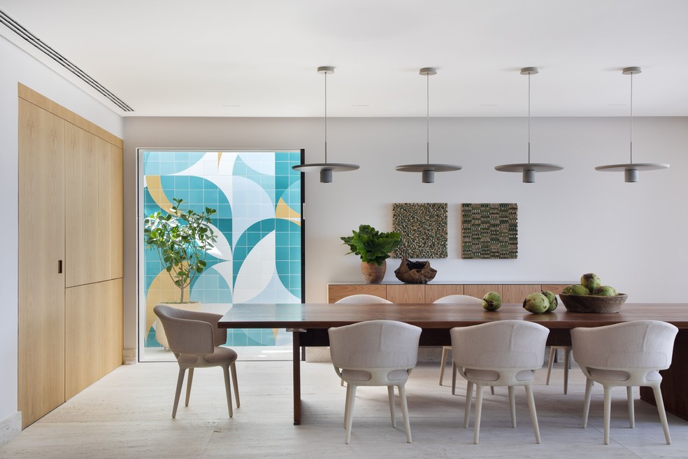 Casa na Praia da Baleia ganha reforma completa e decoração com designs ...