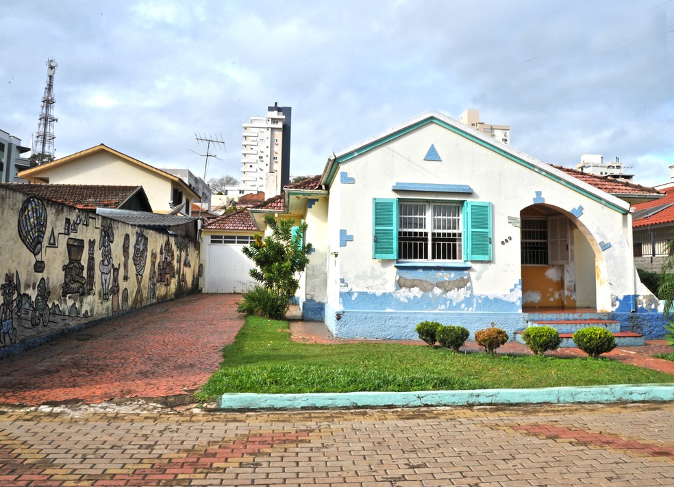Fachada do Memorial da Xuxa, com janelas verdes e muro ao lado com desenhos que contam sua história  — Foto: Divulgação/Prefeitura de Ponta Rosa