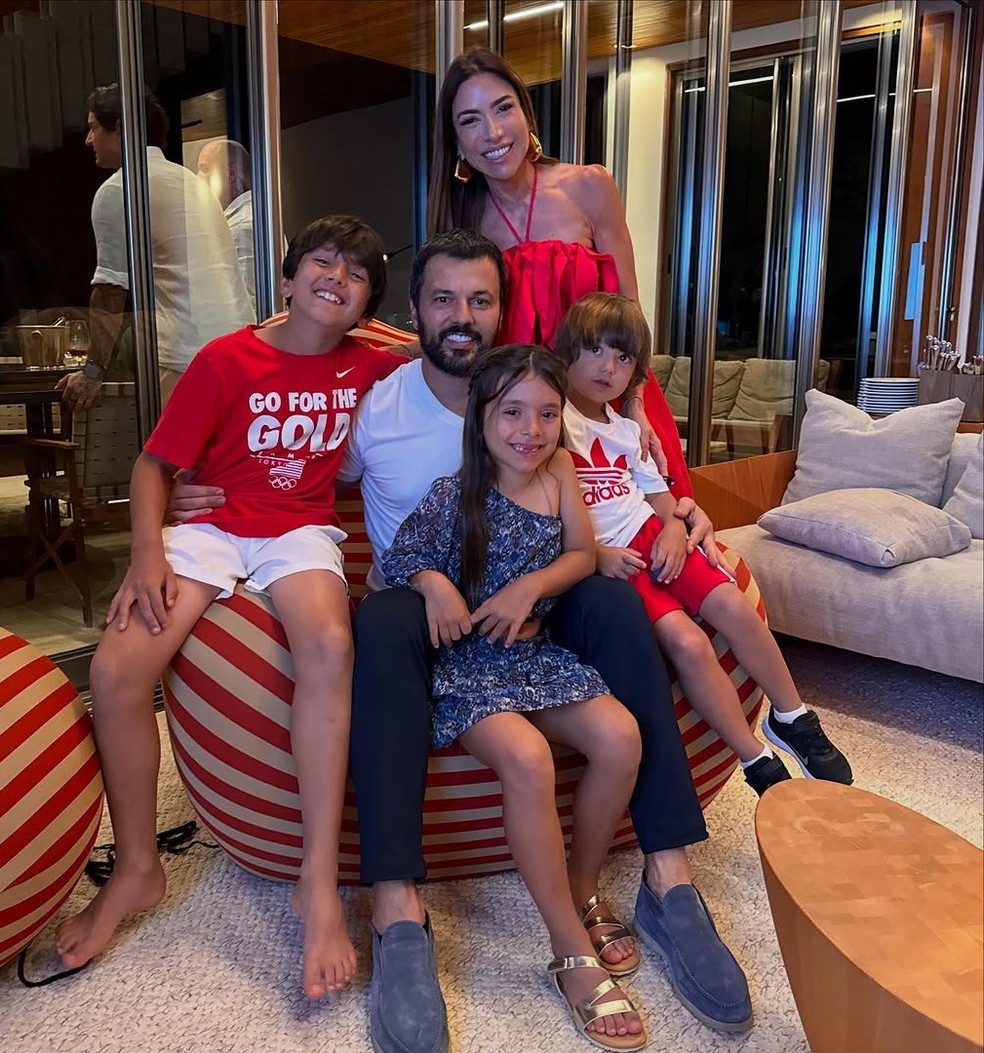 Ícone do design, poltrona se destaca em foto de Patrícia Abravanel em ...
