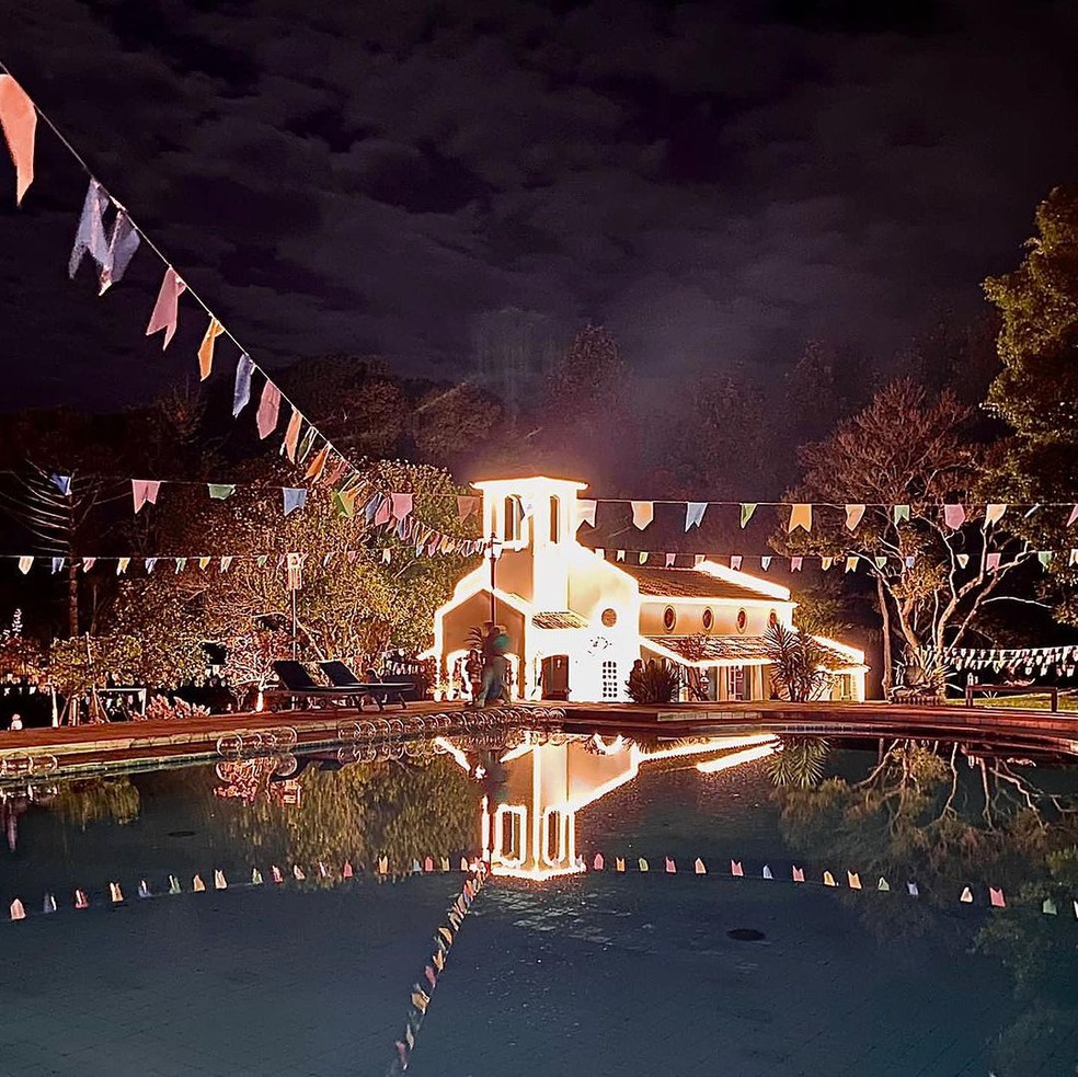 Fazenda de Ana Mariga Braga tem ampla piscina e capela para Nossa Senhora de Fátima — Foto: Reprodução/Instagram