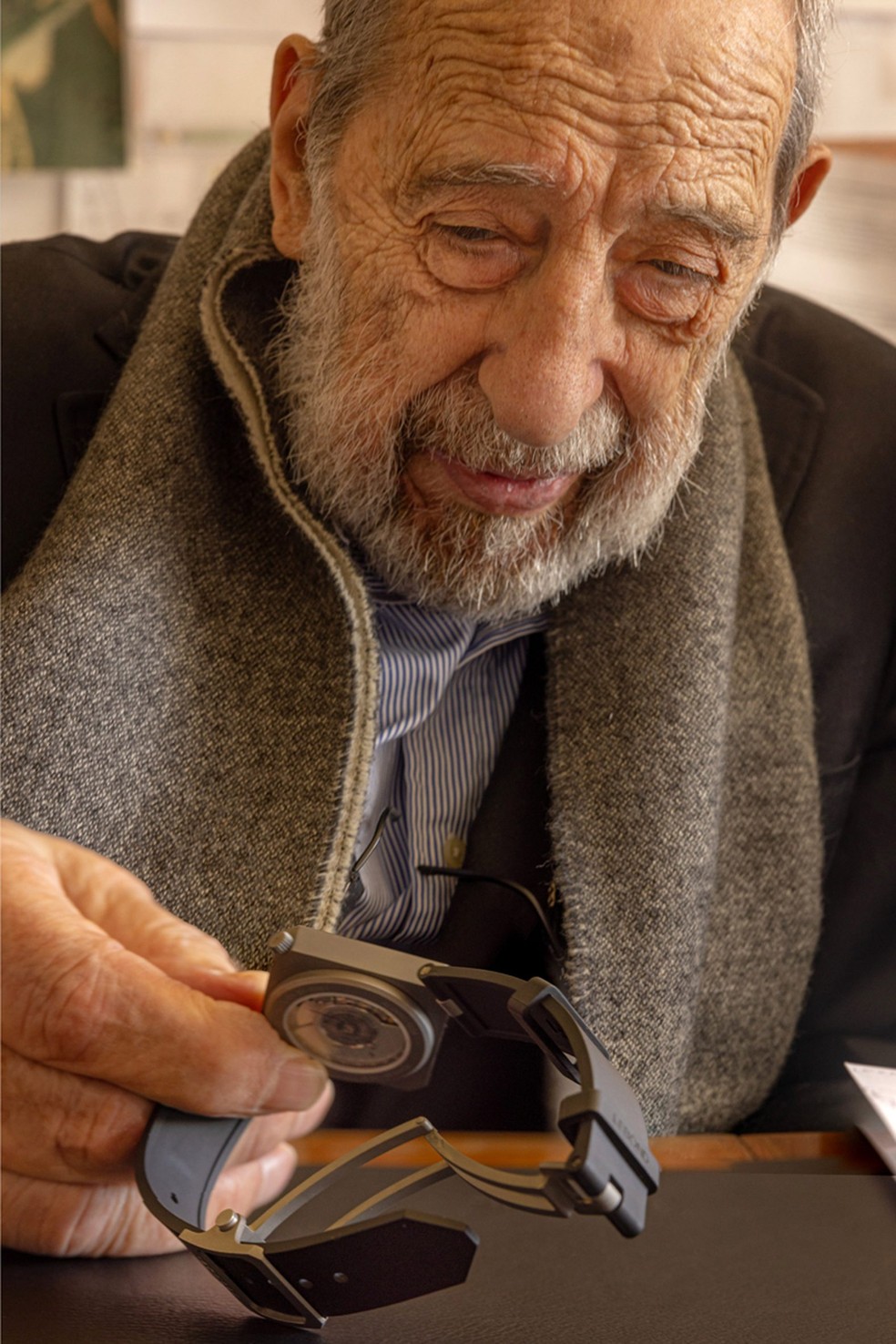 Álvaro Siza, com seu relógio  — Foto: Fernando Guerra