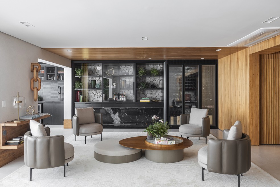 Apartamento de 320 m² exibe painéis de madeira e decoração contemporânea