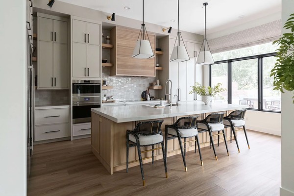 Luminárias de cozinha: 13 ideias brilhantes para iluminar seu espaço