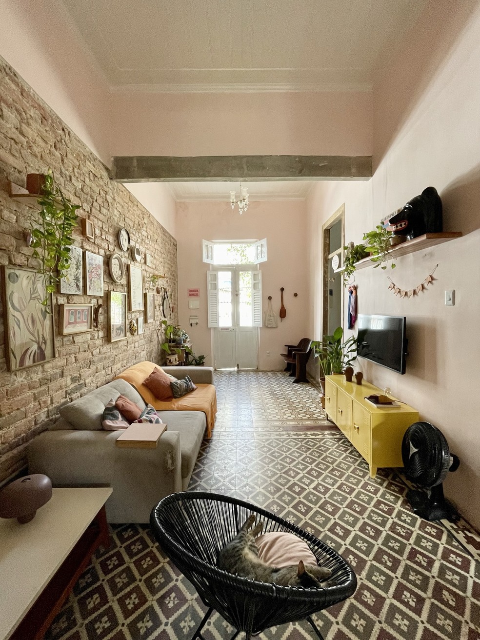 A sala de estar se tornou um ambiente bem iluminado após a reforma — Foto: Karla Burlamaqui