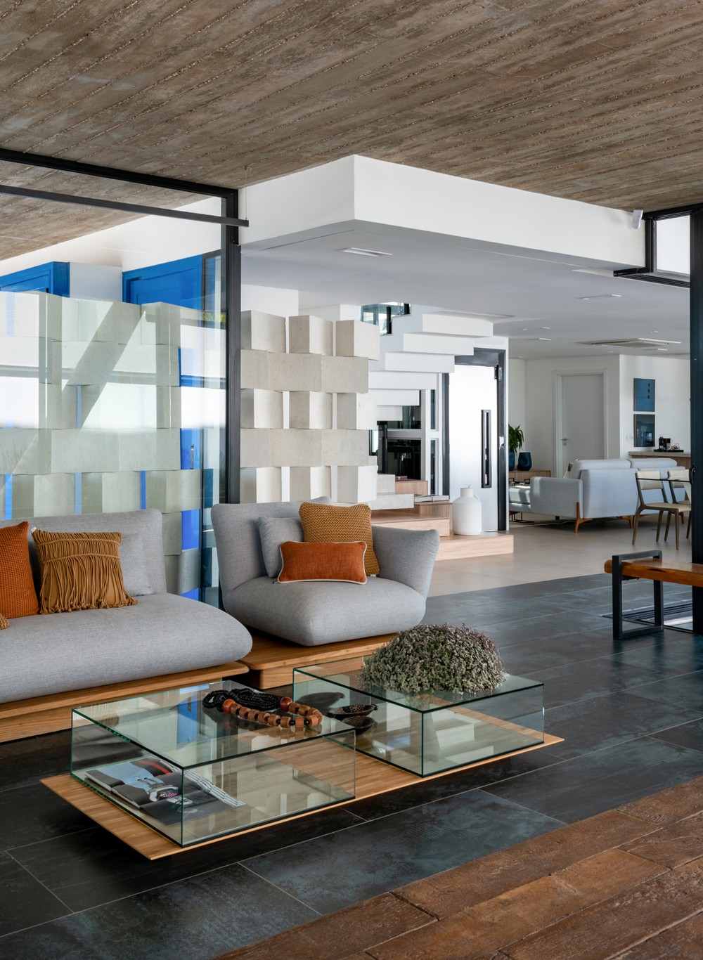 Décor do dia: sala com cobogó e paredes de vidro