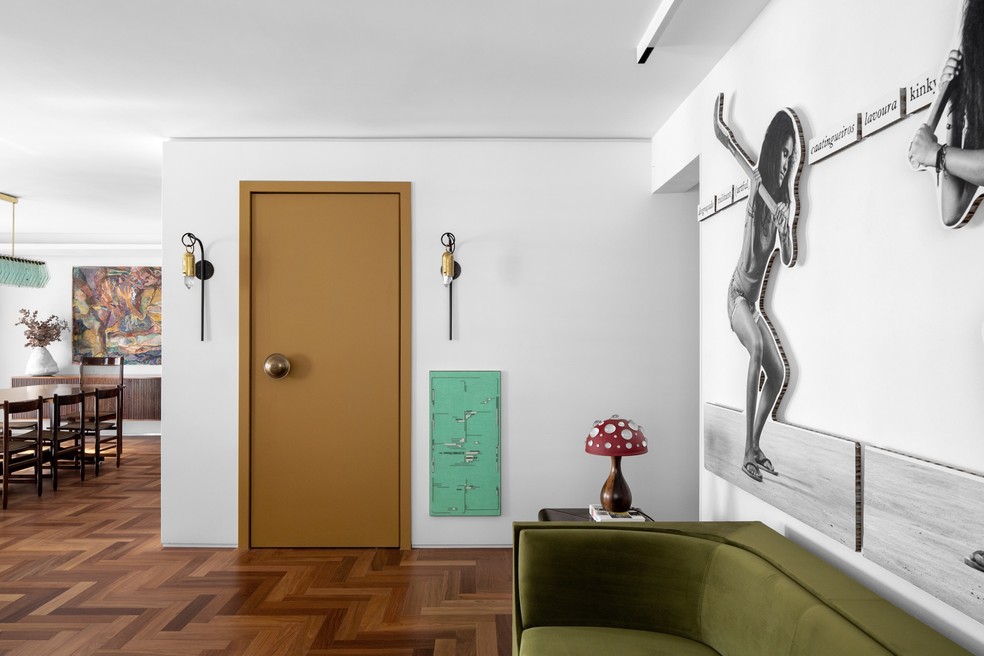 Em meio ao branco das paredes, a porta mostarda é destaque  — Foto: Carolina Lacaz