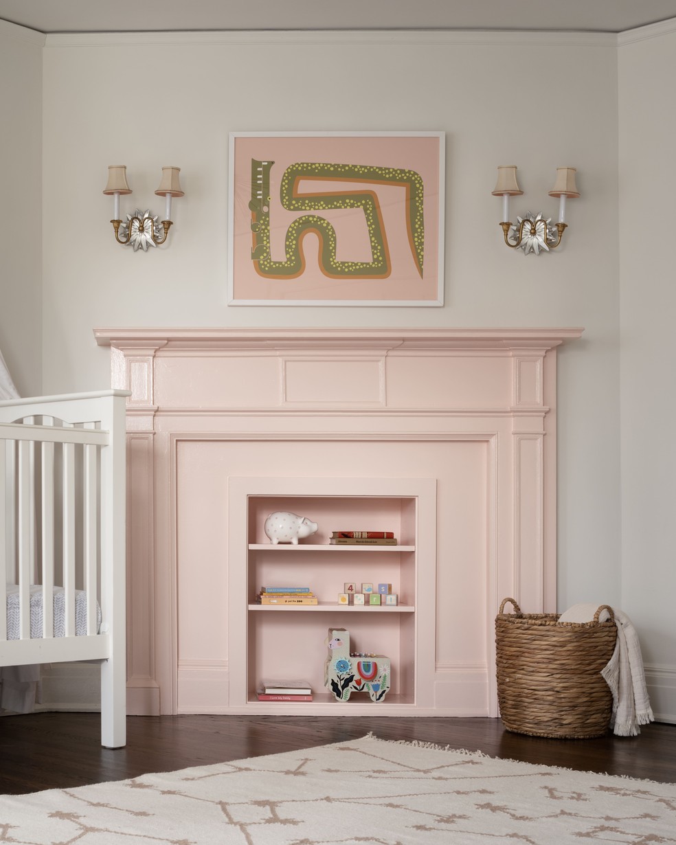 Rosa claro foi utilizado na decoração do quarto da filhinha de 1 ano do casal — Foto: Joseph Kramm 