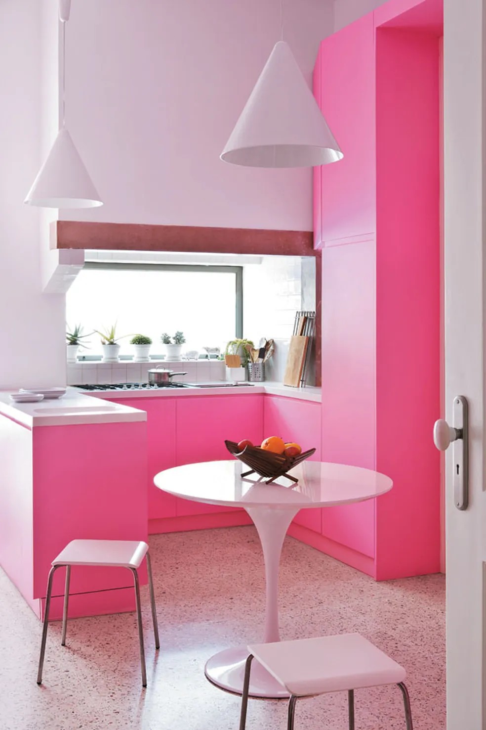 Cozinha rosa com armários em MDF em projeto da designer e curadora Guta Moura Guedes e do arquiteto Pedro Gadanho — Foto: Ana Montenegro