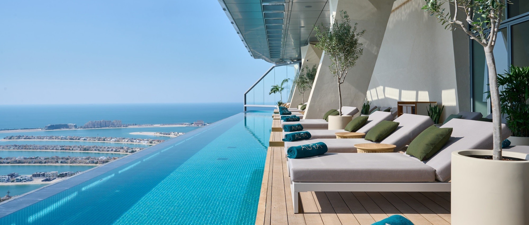 Piscina infinita de 360° mais alta do mundo tem ingressos até 1700 reais