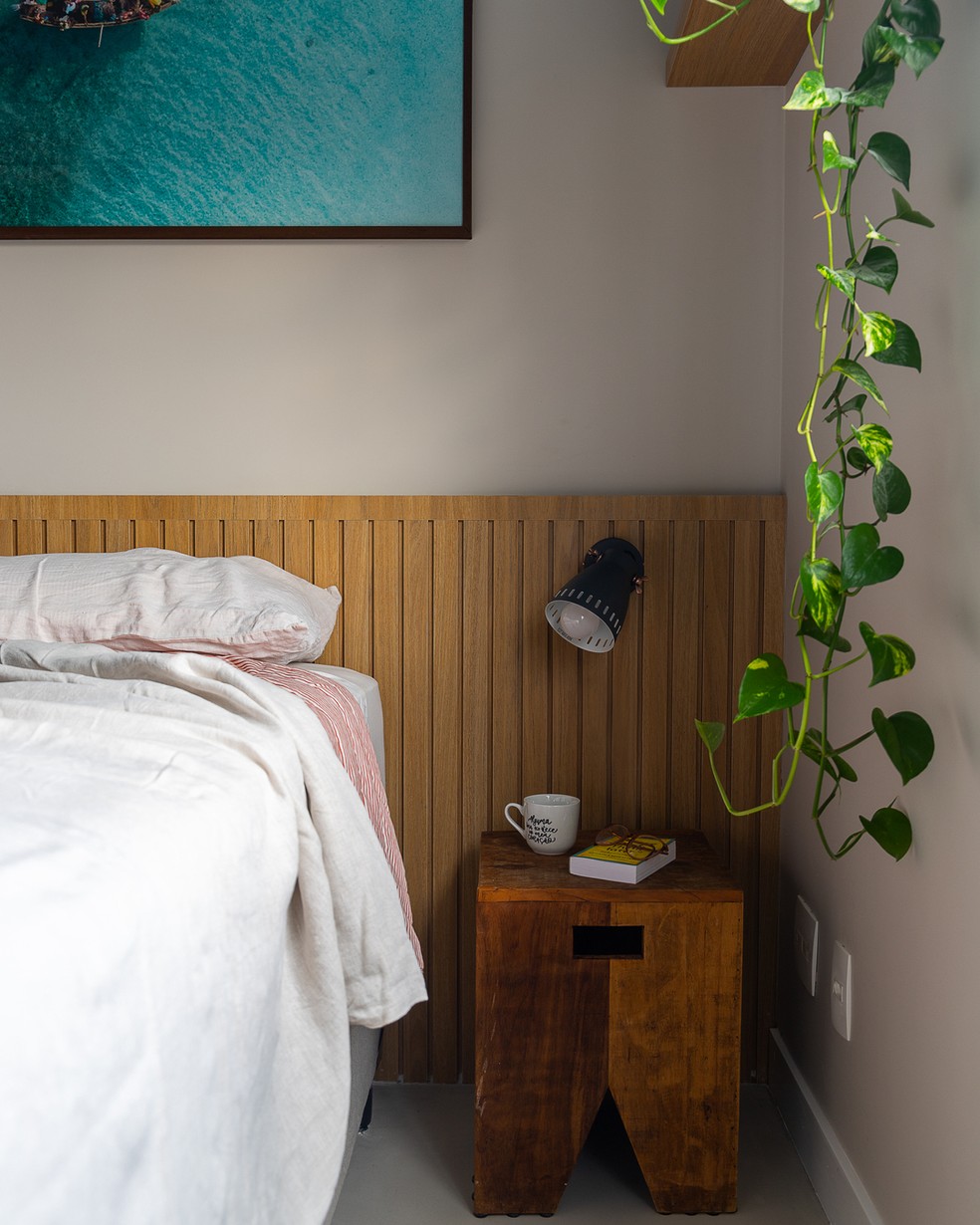 Madeira e cores claras criam um clima relaxante neste quarto assinado por Luize Matera — Foto: Daniel Magari