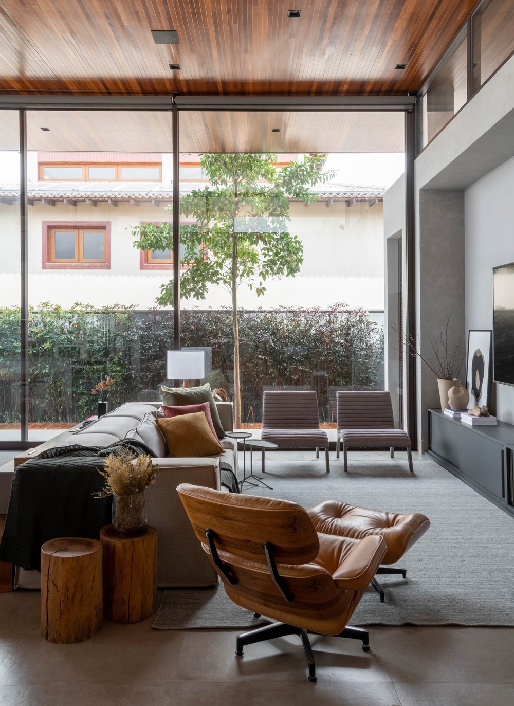 Décor do dia: sala de estar com pé-direito alto e móveis de design assinado