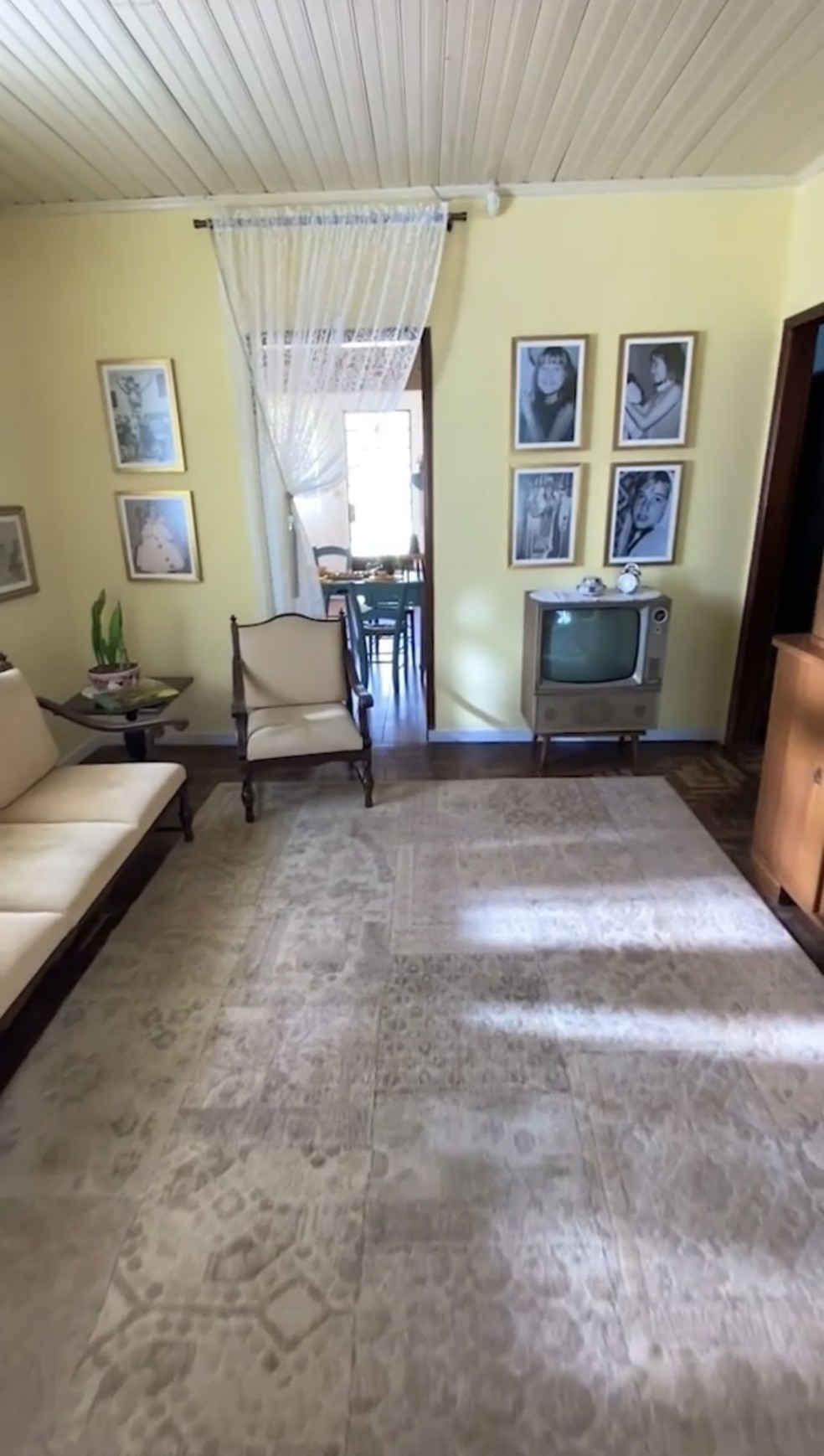 Sala de estar do Memorial da Xuxa, com quadros antigos e a TV de tubo — Foto: Reprodução/Instagram/@xuxameneghel