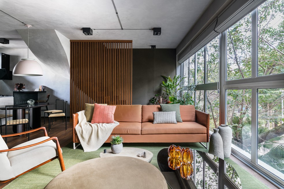 Sala de estar projetada pelo arquiteto Ricardo Abreu — Foto: Renato Navarro