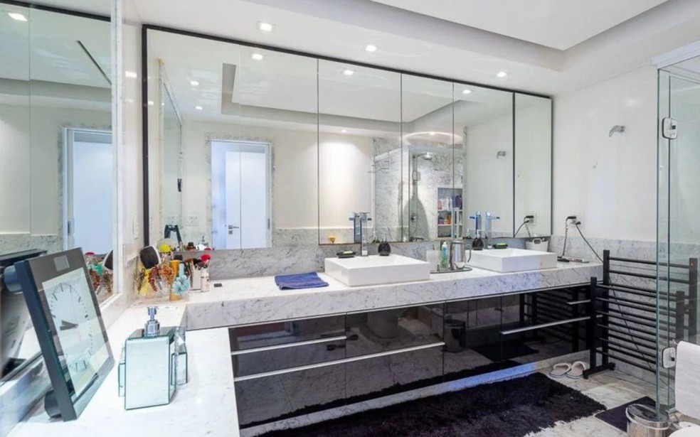 Banheiro da suíte principal é equipado com pia dupla e duas duchas  — Foto: RE/MAX URBAN