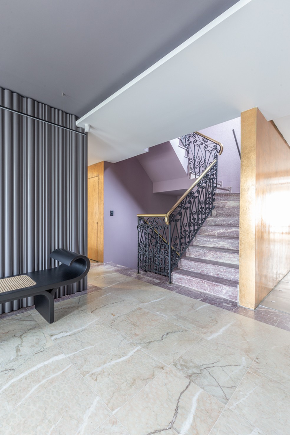 O piso e o guarda-corpo da escadaria são originais da construção dos anos 1980 — Foto: Marcelo Donadussi