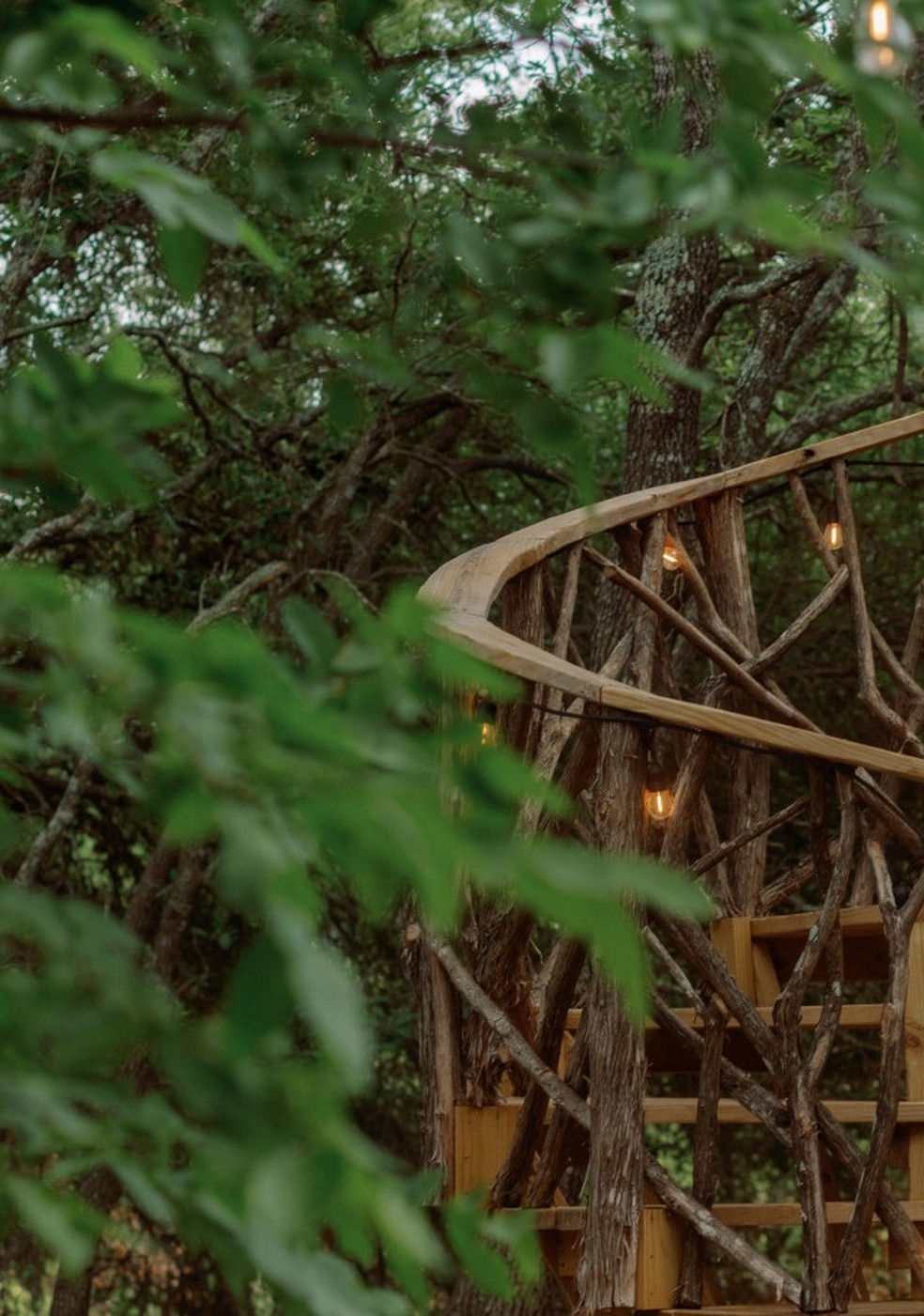 Escada de madeira para acesso aos andares — Foto: Divulgação/HoneyTree