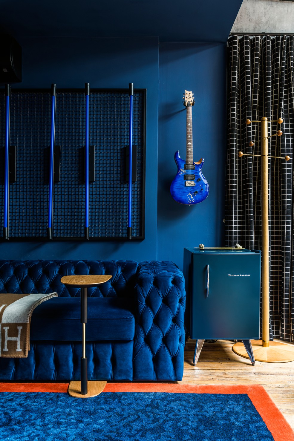 Sofá de veludo azul é um dos destaques no projeto de interiores para escritório em São Paulo — Foto: Renato Navarro