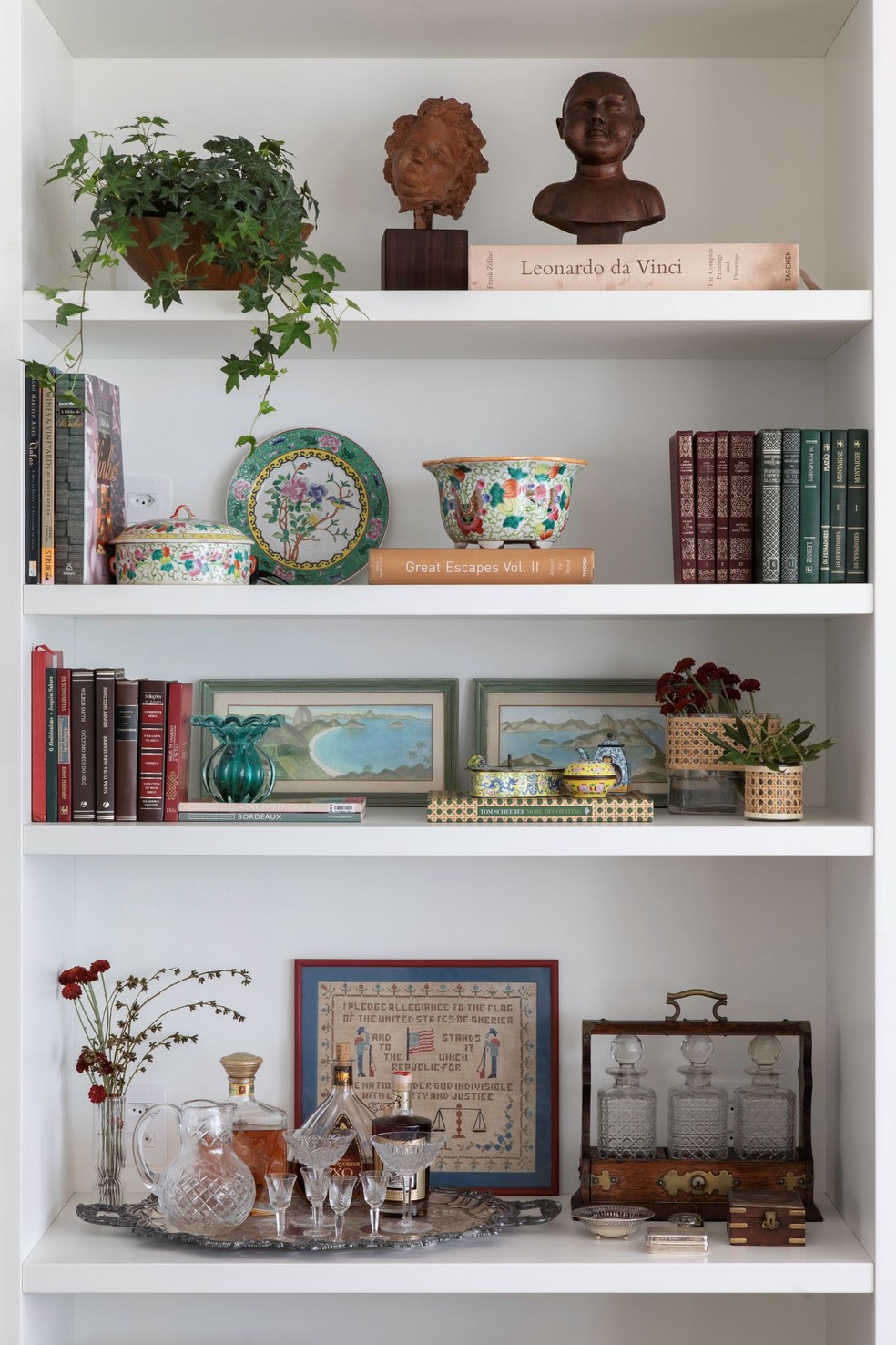 Nesta estante, desenhada pelo Escala Arquitetura, os objetos decorativos seguem uma proposta vintage e pessoal dos moradores — Foto: Juliano Colodeti/MCA Estúdio | Produção visual: Andrea Falchi