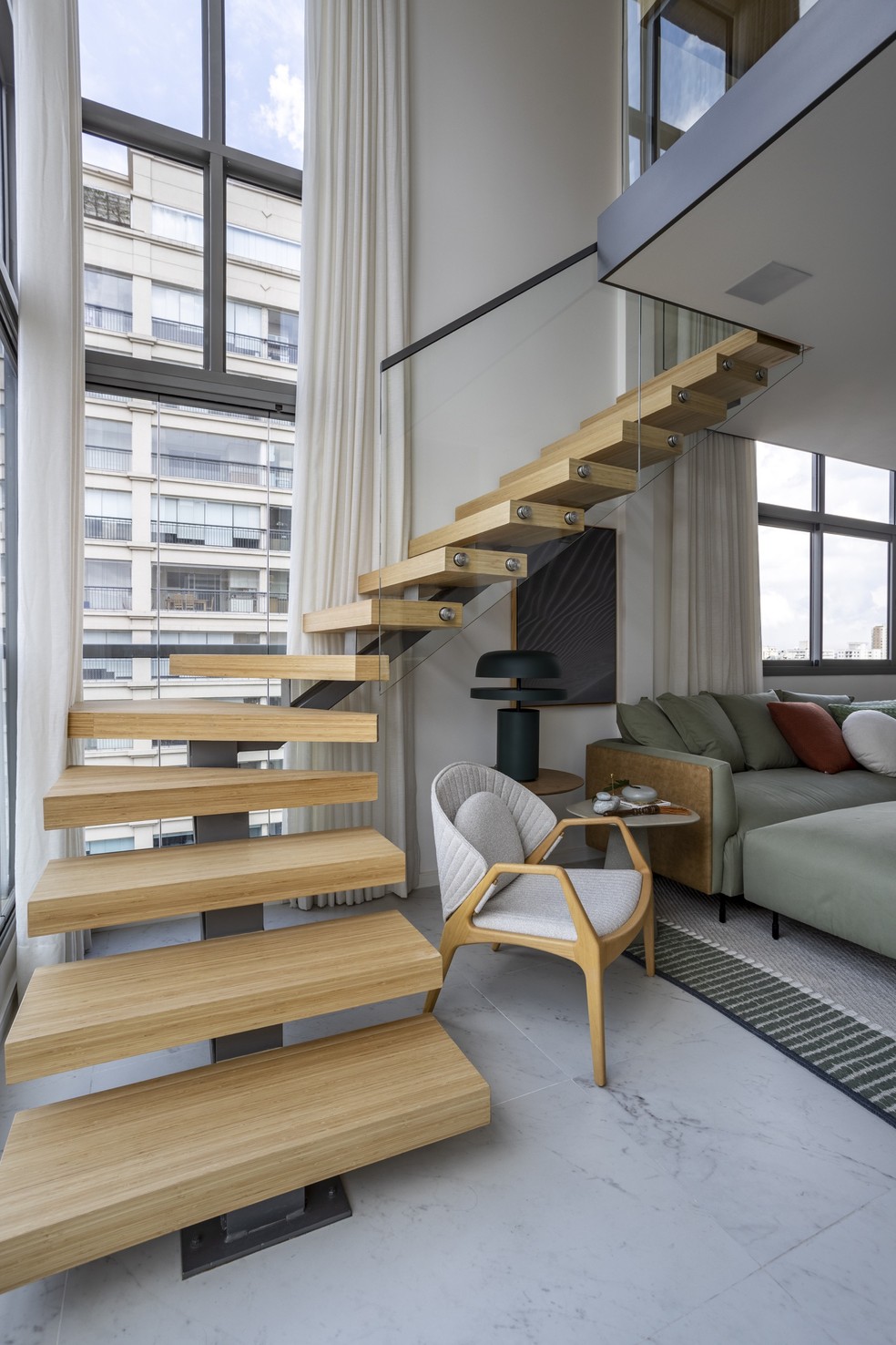 Em São Paulo, apartamento de 110 m² ganha mezanino e cores claras