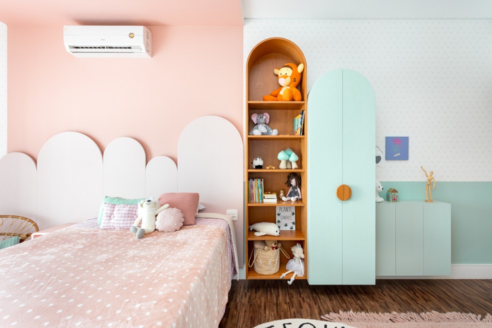 Décor do dia: quarto infantil com forro de gesso rosa e muitas curvas